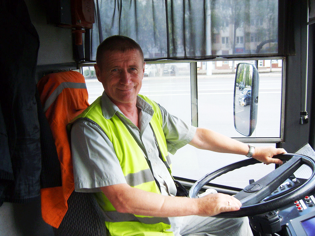 Работа водителем автобуса в московском. Профессия водитель автобуса. Водитель городского автобуса. Водитель автобуса улыбается. Спецодежда для водителей автобусов.